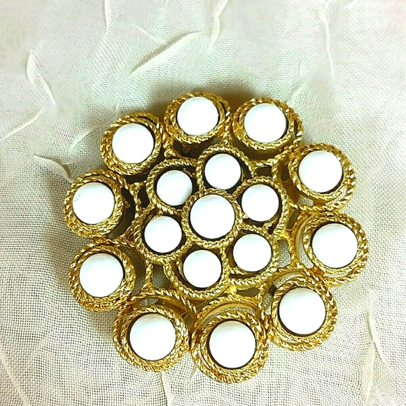 Brooch Scarf Pin Pendant Gold White Paradise Vintage Stella and Dot - Picture 1 of 4
